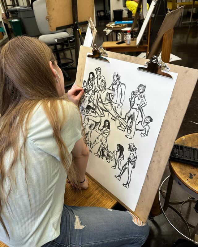 Life drawing students modeled for their classmates today!!! @sadiemacd105 drew every classmate in an amazing composition. 

Let’s see if you all can spot @leighannhallberg